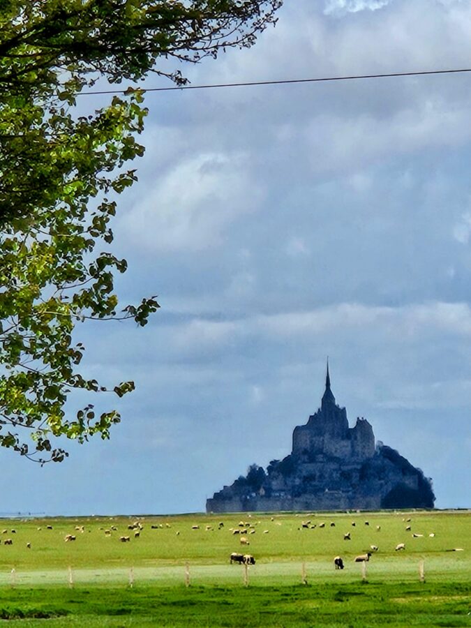 bike and barge tours europe affordable guided cycling zicht op Mont Saint Michel